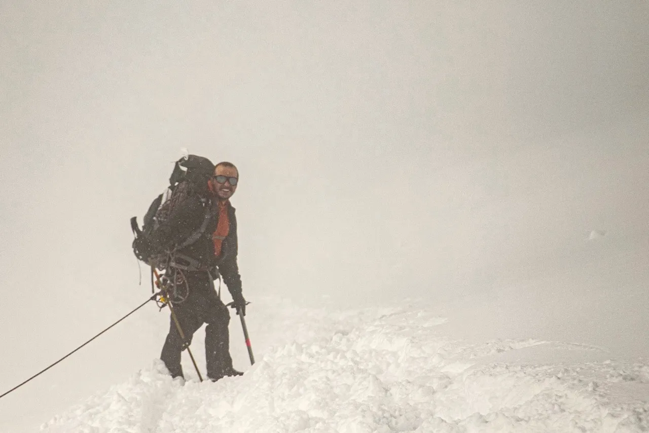 Vincent Morin dans le blizzard, encordé