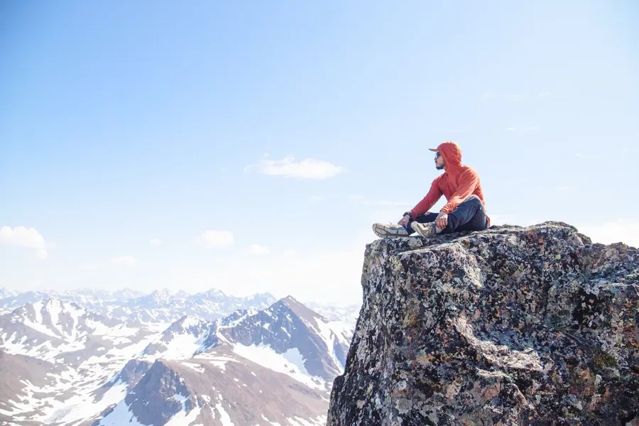 Vincent Morin assis au sommet d'une montagne